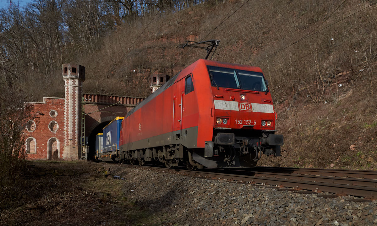 Am 20.02.2021 war 152 152 mit einem Zug des kombinierten Verkehrs auf der Strecke Kassel - Bebra unterwegs in Richtung Süden. Gerade wurde der Guxhagener Tunnel verlassen.