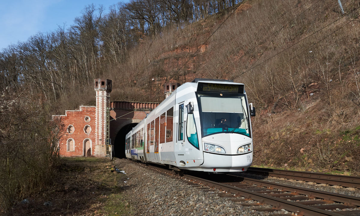Am 20.02.2021 war RBK 713  Rumpelstilzchen  auf dem Weg von Kassel Auestadion nach Melsungen. Gerade wurde der Guxhagener Tunnel durchfahren.