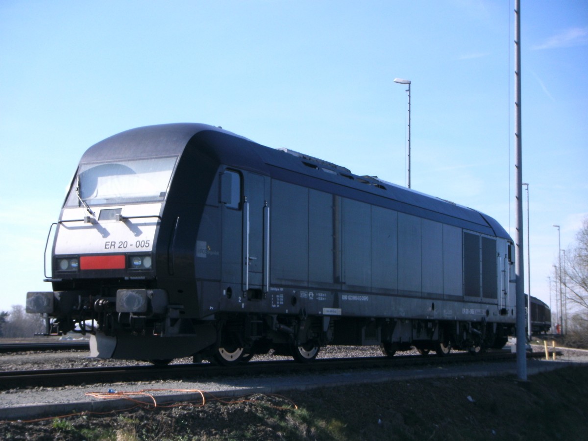 Am 20.03.2014 war die 223 005 (ER 20 005) von MRCE   in Niedergörne abgestellt.  