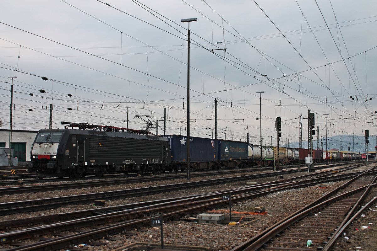 Am 20.03.2018 fuhr MRCE/SBBCI ES 64 F4-109 (189 109-2) mit einem langen Containerzug über Gleis 4 durch den Badischen Bahnhof von Basel in Richtung Deutschland.