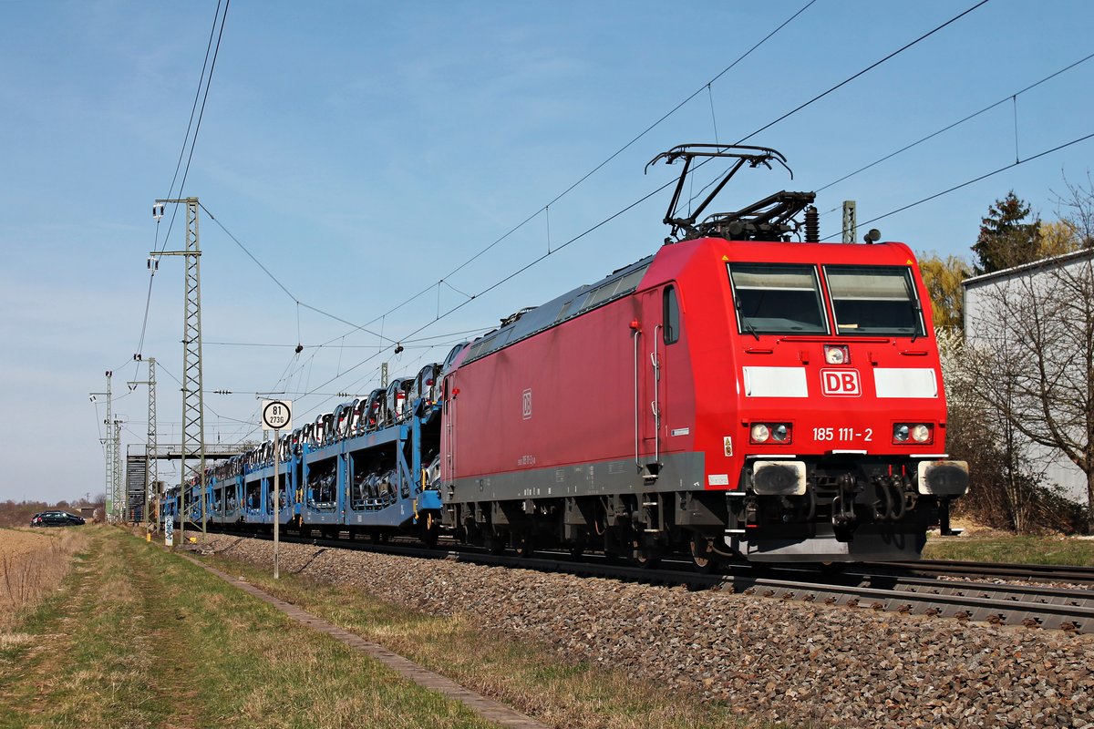 Am 20.03.2019 bespannte 185 111-2 einen gemischten Güterzug (Mannheim Rbf - Basel Bad Rbf), welcher hauptsächlich Autotransportwagen mit Fords führte, als sie durch den Haltepunkt von Auggen im Rheintal gen Zielbahnhof fuhr.