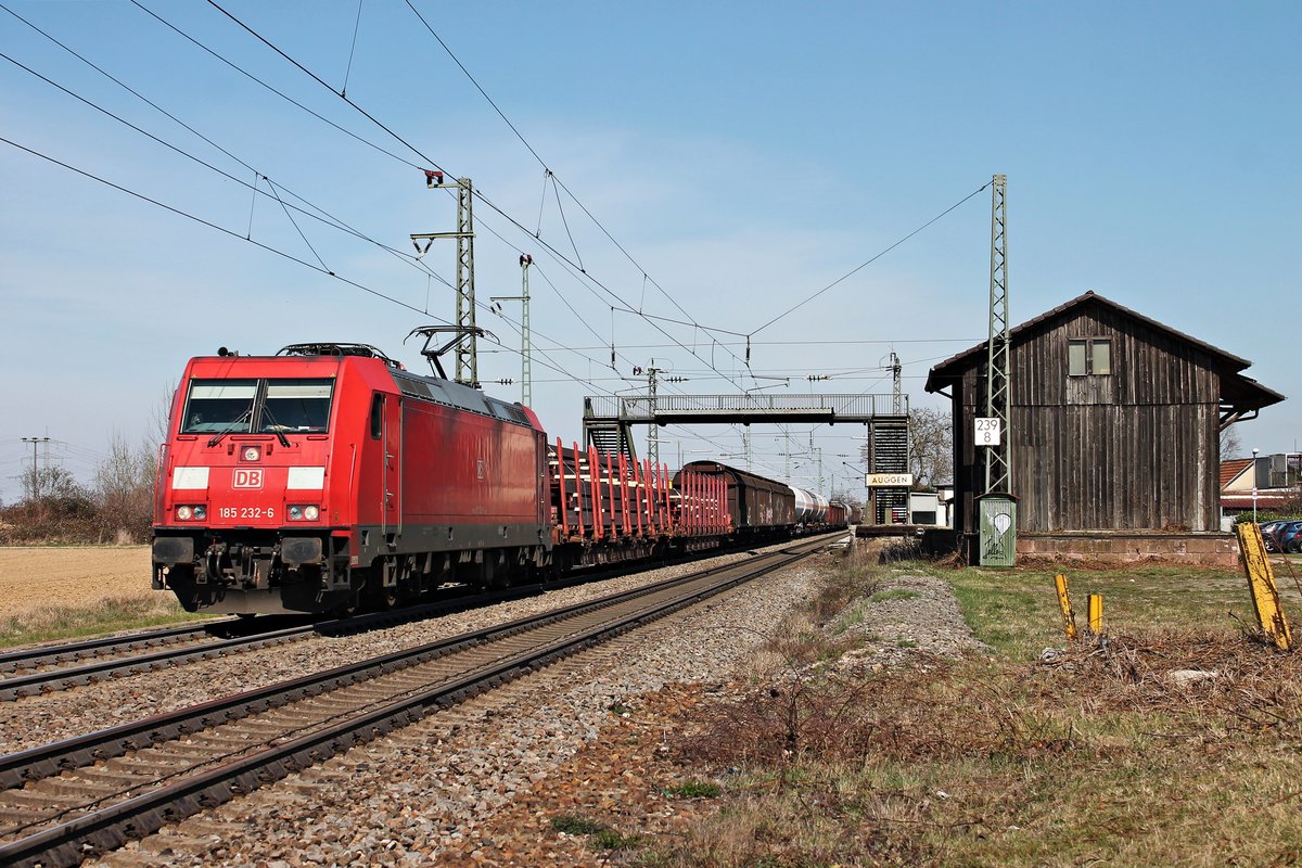Am 20.03.2019 bespannte 185 232-6 einen gemischten Güterzug aus Mannheim Rbf, als sie durch den Haltepunkt von Auggen im Rheintal in Richtung Schweiz fuhr.