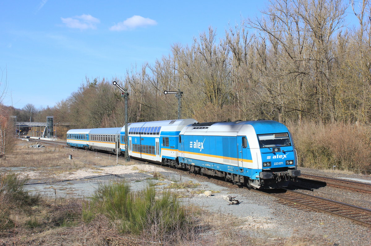 Am 20.03.2019 fährt 223 071 mit Alex von Hof nach München durch den Bahnhof Reuth (bei Erbendorf). 
