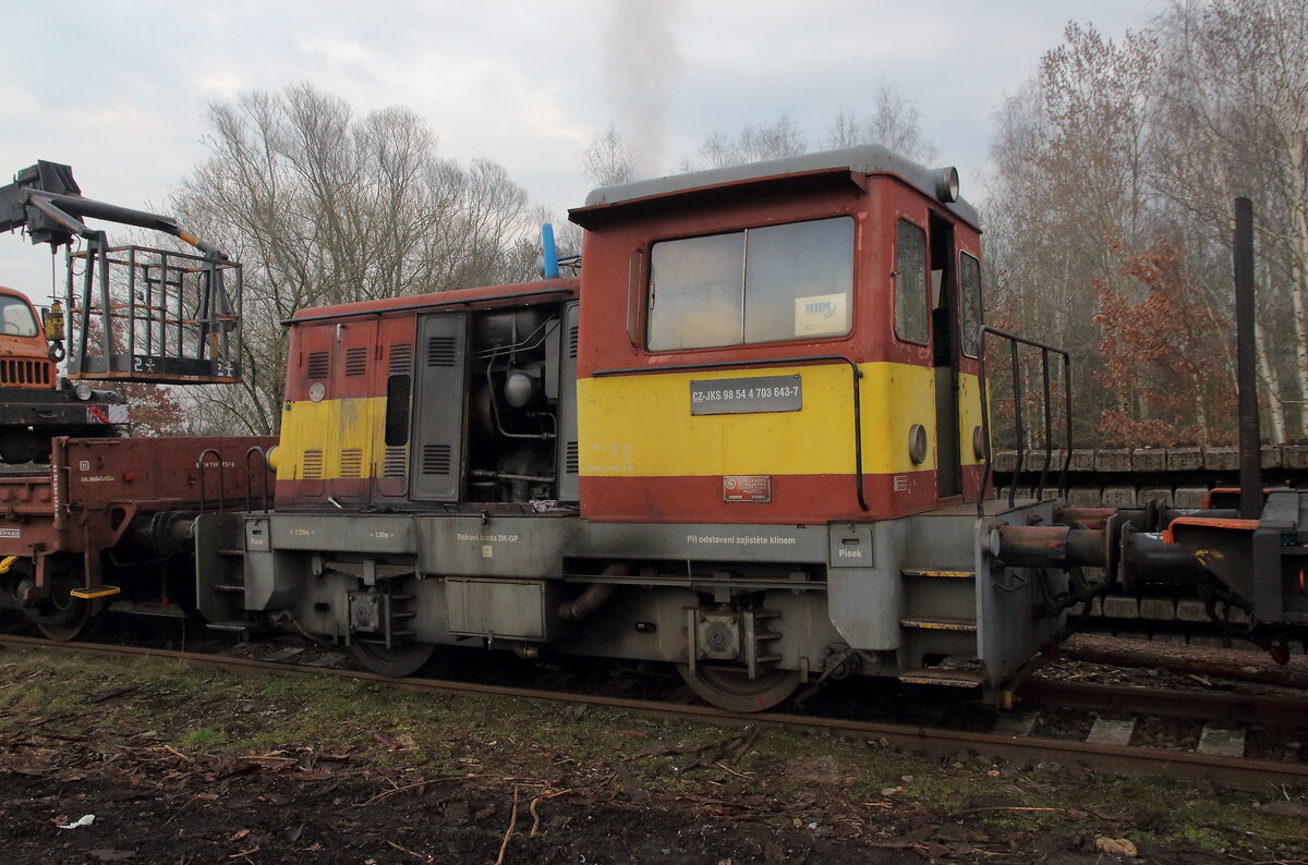 Am 20.03.2023 konnte am alten Bahnhof in Chabarovice die kleine Diesellok 703 645 mit laufendem Motor betratet werden. Diese hatte ein paar Waggons zum Oberleitungsbau am Haken. 