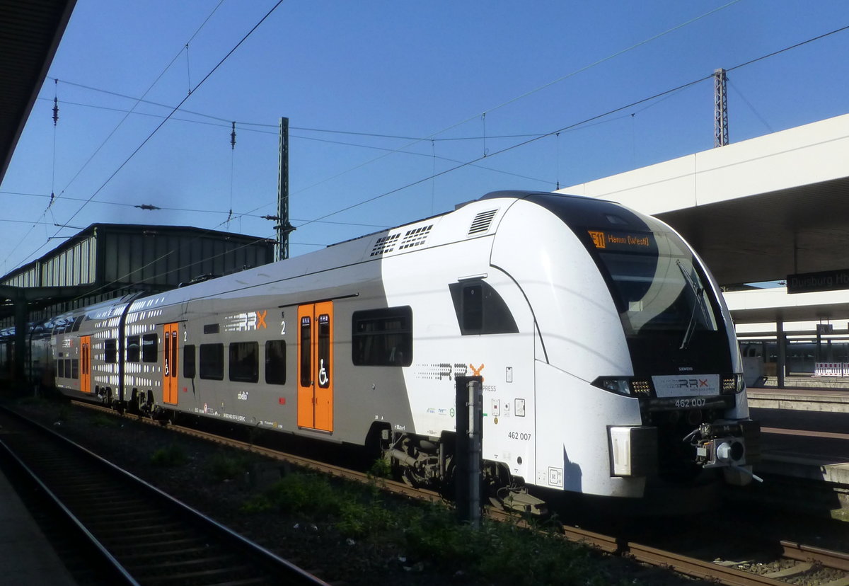 Am 20.04.19 stand der Abellio Desiro HC 462 007 als RE11 nach Hamm(Westf.) im Bühnenlicht von Gleis 11 des Duisburger Hauptbahnhofs. 
