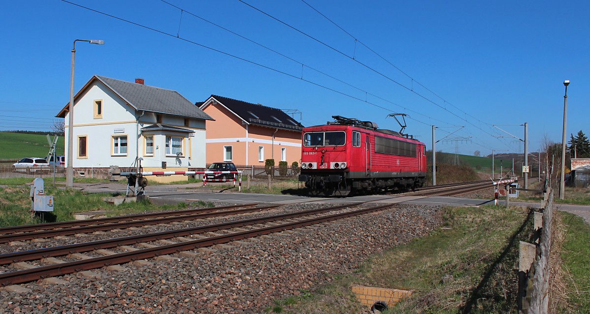 Am 20.04.2015 hat die 155 063-1 ihre Autowagen am VW-Werk in Mosel abgeliefert und fährt hier LZ wieder am Block in Niederhohndorf vorbei nach Zwickau.