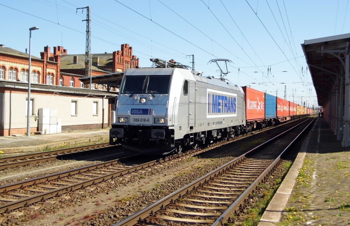 Am 20.04.2015 kam die 386 018-6 von der METRANS aus Richtung Magdeburg nach Stendal und fuhr weiter in Richtung Wittenberge .