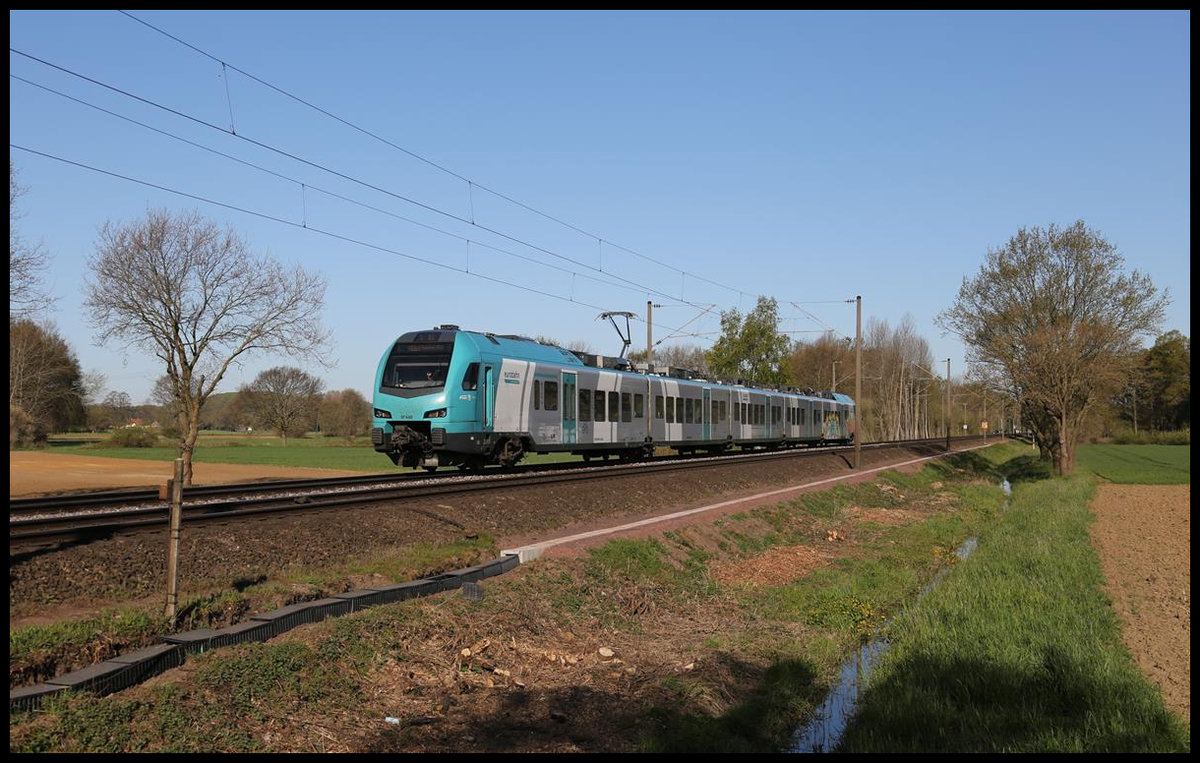 Am 20.04.2020 ist hier um 8.54 Uhr der ER 4.03 der Eurobahn zwischen Wissingen und Westerhausen nach Bielefeld unterwegs.