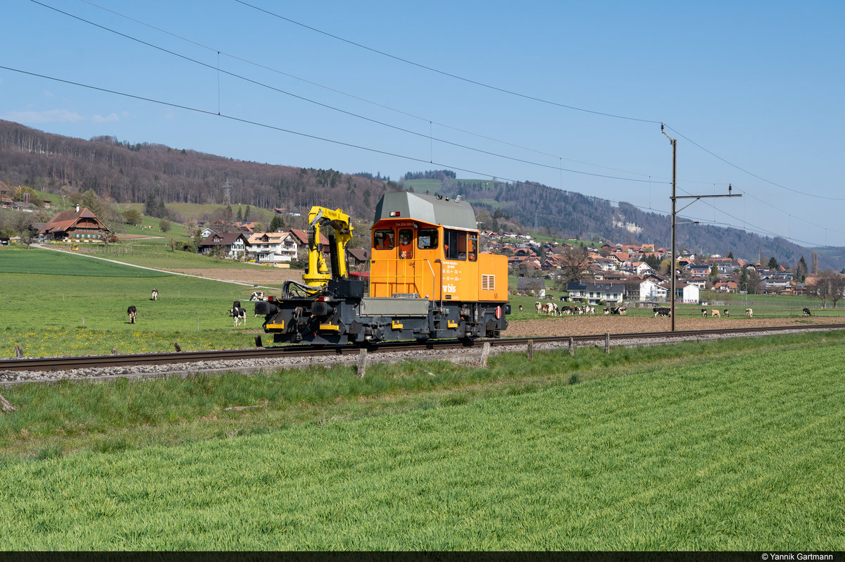 Am 20.04.2021 ist BLS Infra Tm 234 383-8 unterwegs als Traktorlokzug von Langnau i.E. nach Thun via Gürbetal und konnte hier bei Mühlethurnen aufgenommen werden.