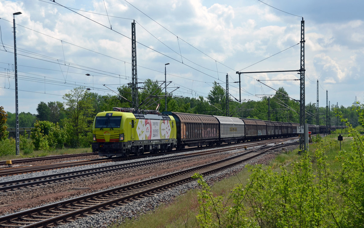 Am 20.05.17 bespannte 193 551 der TX Logistik den Papierzug nach Rostock. Hier rollt der Vectron durch Muldenstein Richtung Wittenberg.
