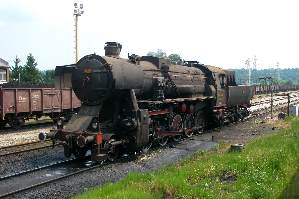 Am 20.05.2009 wartet die 33-236 der zum Kohlekraftwerk Kreka gehörenden Kohlemine Sikulje in Lukavac auf neue Aufgaben. Bei ihr handelt es sich um die ex-DR 52 817 (Henschel 28142/1944).