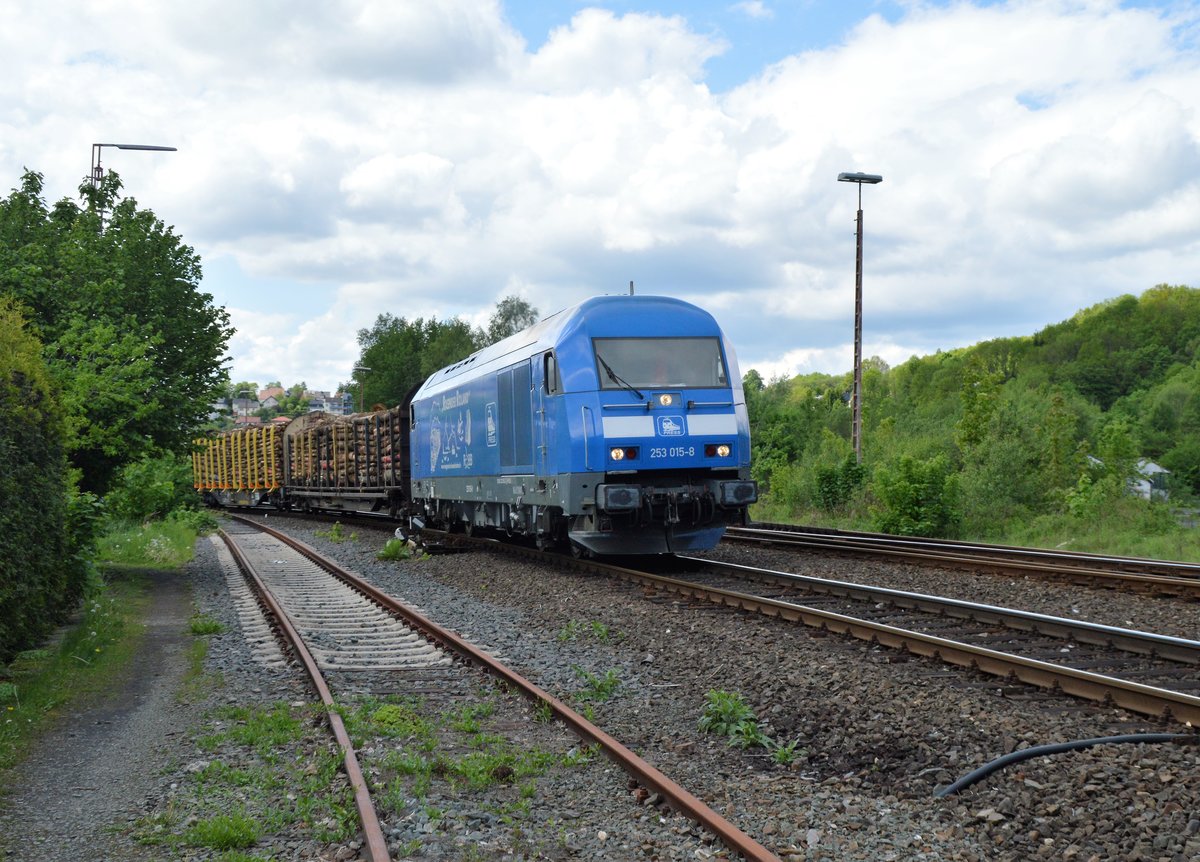 Am 20.05.2017 zieht 253 015-8 (PRESS) einen beladenen Holzzug aus dem Bahnhof Arnsberg.