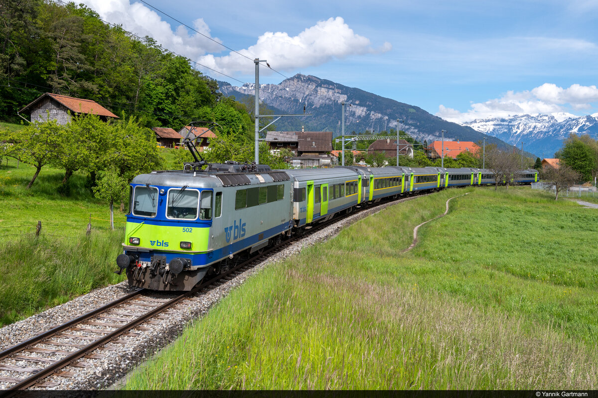 Am 20.05.2021 ist BLS Re 420 502 unterwegs als RE 4076 von Zweisimmen nach Interlaken Ost und konnte hier bei Spiez Moos aufgenommen werden.