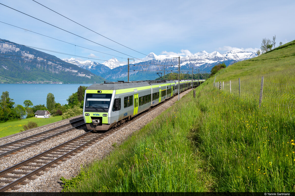 Am 20.05.2021 sind BLS RABe 525 009, RABe 535 121 und RABe 535 120 unterwegs als RE 4278 von Spiez nach Bern und konnte hier kurz nach der Abfahrt in Spiez bei Einigen aufgenommen werden.
