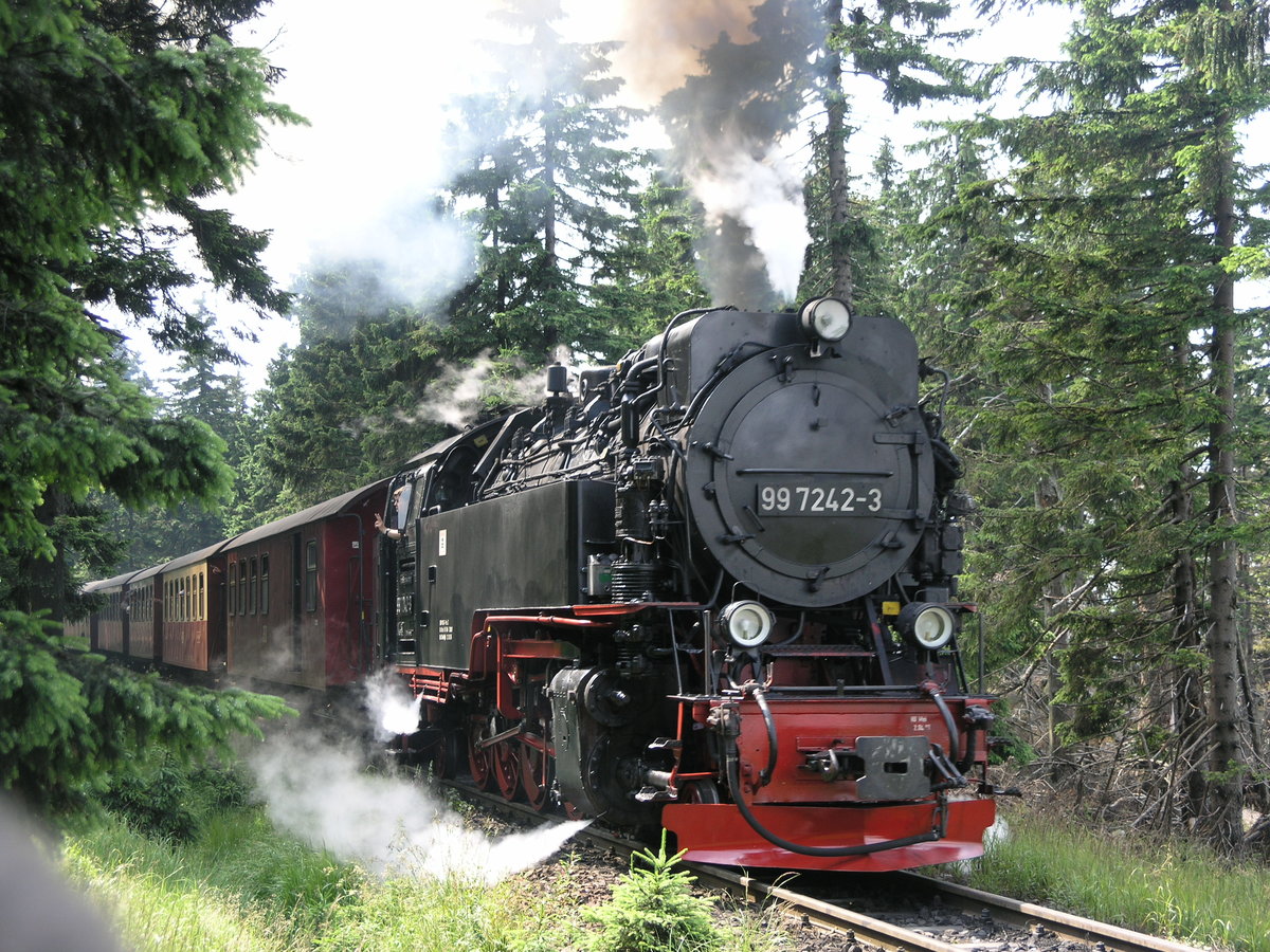 Am 2006.07.12,11:00 die 99 7242-3 läuft zum Brocken hinauf.