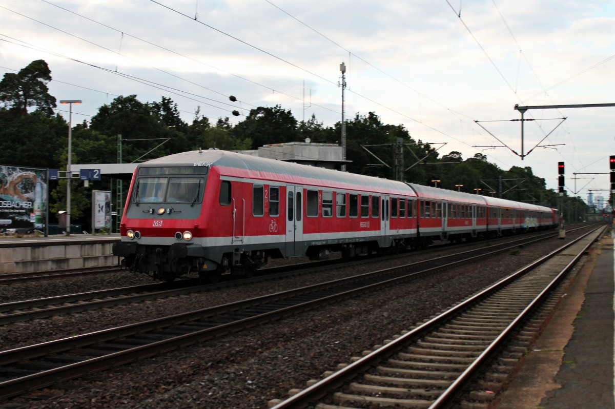 Am 20.06.2014 fuhr der Frankfurter D-DB 50 80 80-34 122-7 zusammen mit der Schublok 111 086 als SE nach Weinheim durch Neu Isenburg.