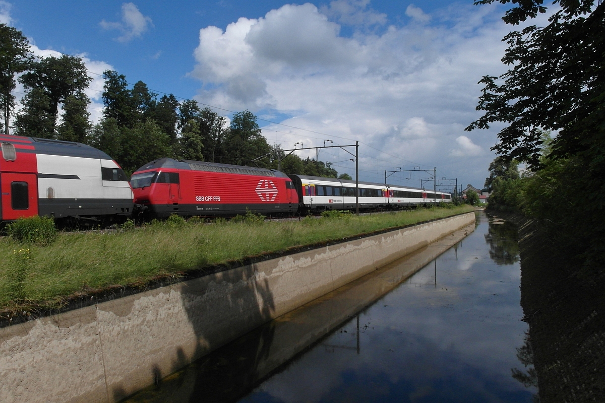 Am 20.06.2015 hatte der IC 824 von Romanshorn nach Brig nicht nur eine ziehende Lok sondern auch Re 460 057-3 als Zwischenlok, als der Zug Brglen (TG) passierte