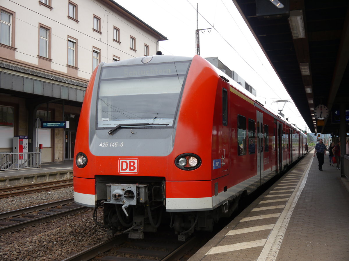 Am 20.06.2016 fur außerplanmäßig 425 145 für einen BR 440 als RB 58060 von Bamberg nach Schlüchtern. Dieser Zug steht hier in Gemünden (Main) und wartet auf die Ausfahrt ins Sinntal