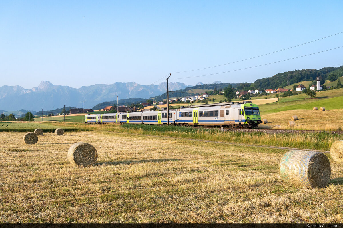 Am 20.06.2022 ist BLS RBDe 565 723 unterwegs durch das Gürbetal und konnte hier bei Kaufdorf aufgenommen werden