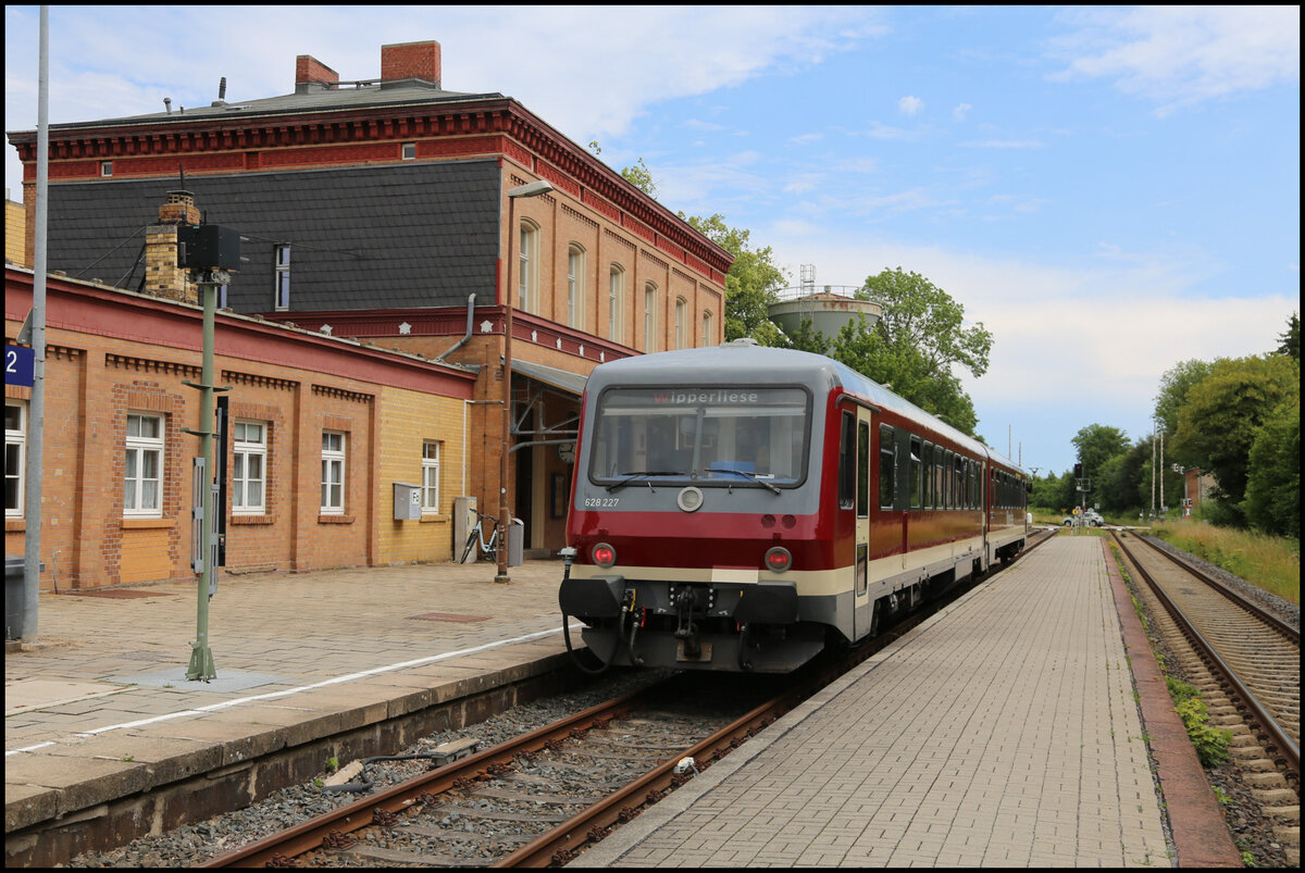 Am 20.06.2026 war gegen 12.45 Uhr die Wipperliese in Form des VT 628227 im Bahnhof Klostermansfeld angekommen. Sie hatte eine geschlossene Gesellschaft an Bord, die sich zum B�fett in das Bahnhofsgeb�ude begab. 