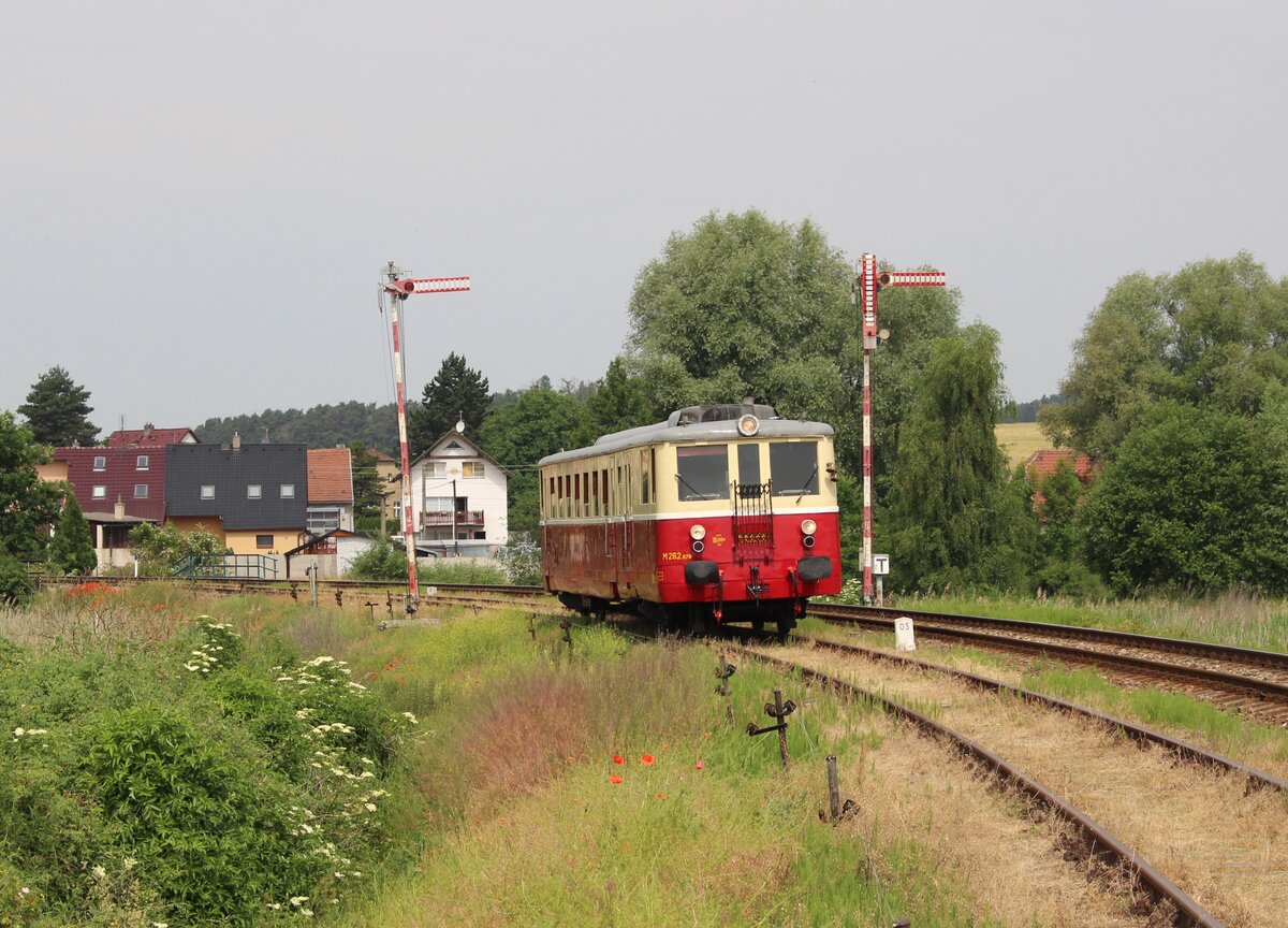 Am 20.06.21 fuhren wir mit dem M262.076 (Os 11102) von Lužná u Rakovníka nach Krupá und Kolešovice als Fotofahrt. Hier zu sehen in der Ausfahrt Krupá. Die Signale wurden nun durch Lichtsignale ersetzt.