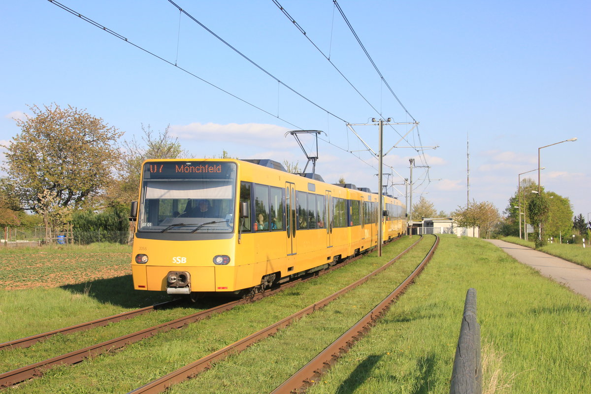 AM 20.07.2017 fährt eine Doppeltraktion GT 8.10 als U7 Ostfildern-Mönchfeld über die Fildern bei Heumaden. 