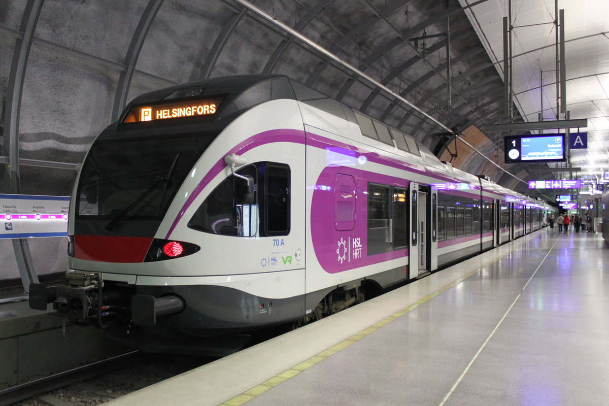 Am 20.07.2017 steht ein Zug der Linie P nach Helsinki im Flughafenbahnhof von Helsinki.