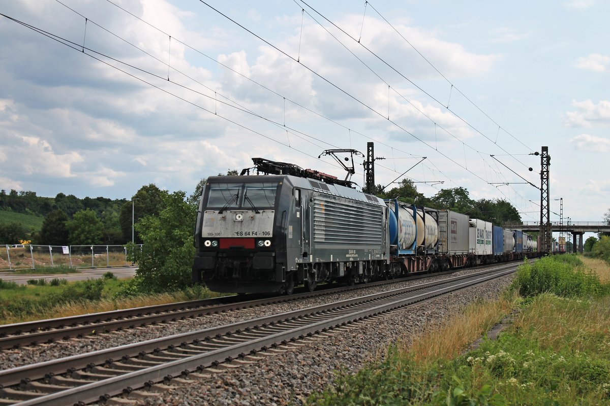 Am 20.07.2017 war MRCE/SBBCI ES 64 F4-106 (189 106-8) auf dem Weg nach Rotterdam Waalhaven, als sie mit ihrem Containerzug bei Buggingen in Richtung Freiburg (Breisgau) fuhr.
