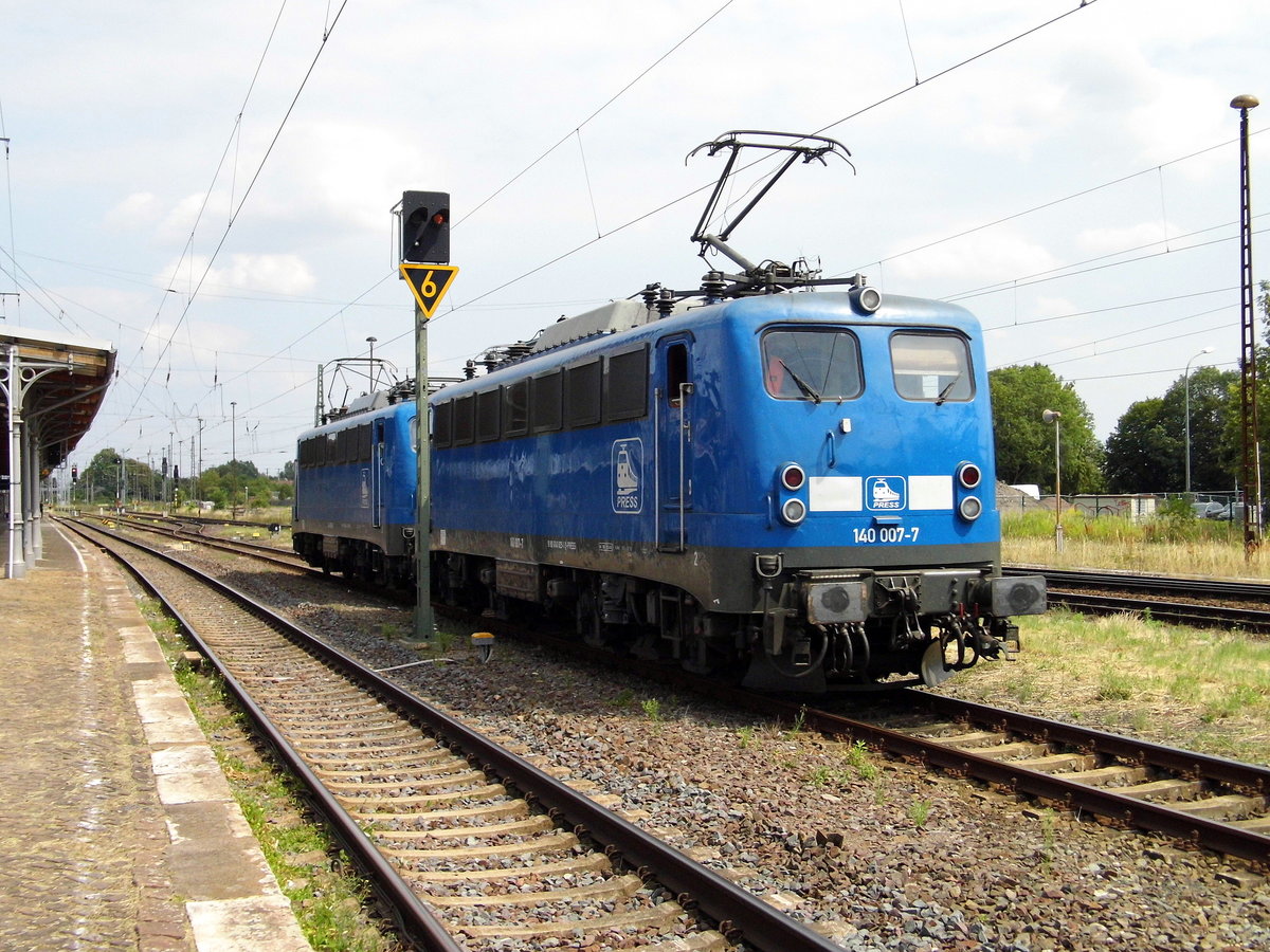 Am 20.07.2018 Rangierfahrt von der 140 007-7 und die 140 050-3 von der Press in Stendal . 