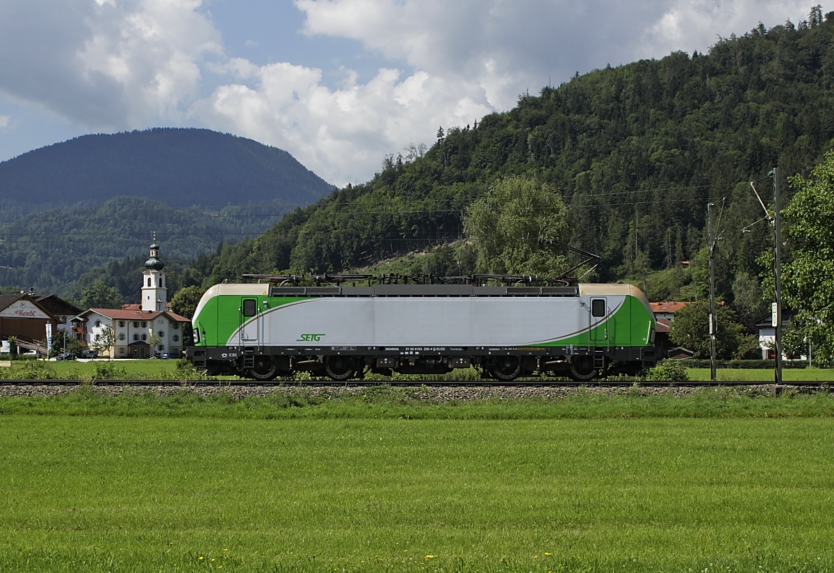 Am 20.07.2020 braust die 193 285-4 von SETG als Lokzug durch Niederaudorf. Gruß zurück an den Lokführer!