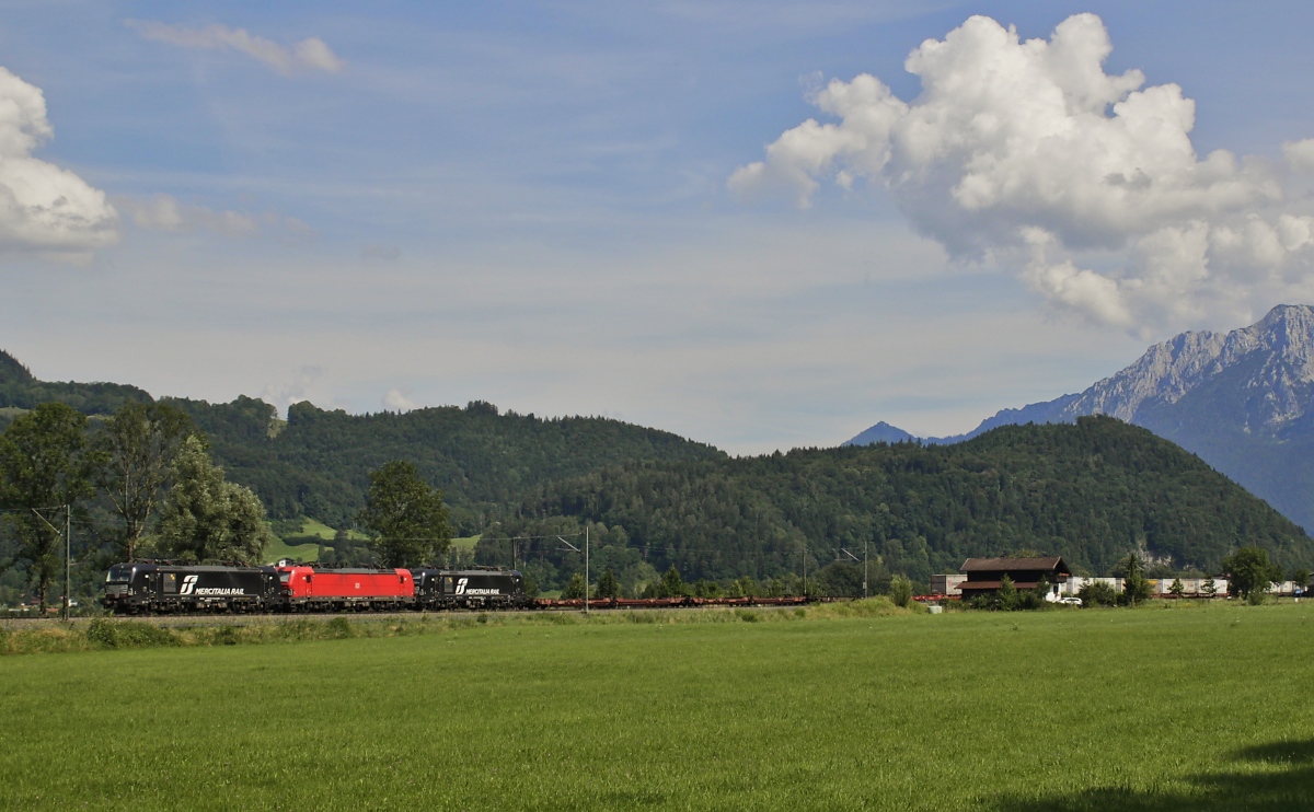 Am 20.07.2020 fährt ein Vectron-Dreier, bestehend aus zwei von MRCE geleasten Mercitalia Rail-191 und in der Mitte einer DB-193, durch Niederaudorf in Richtung Norden. Mercitalia Rail ist die Güterverkehrssparte der FS.