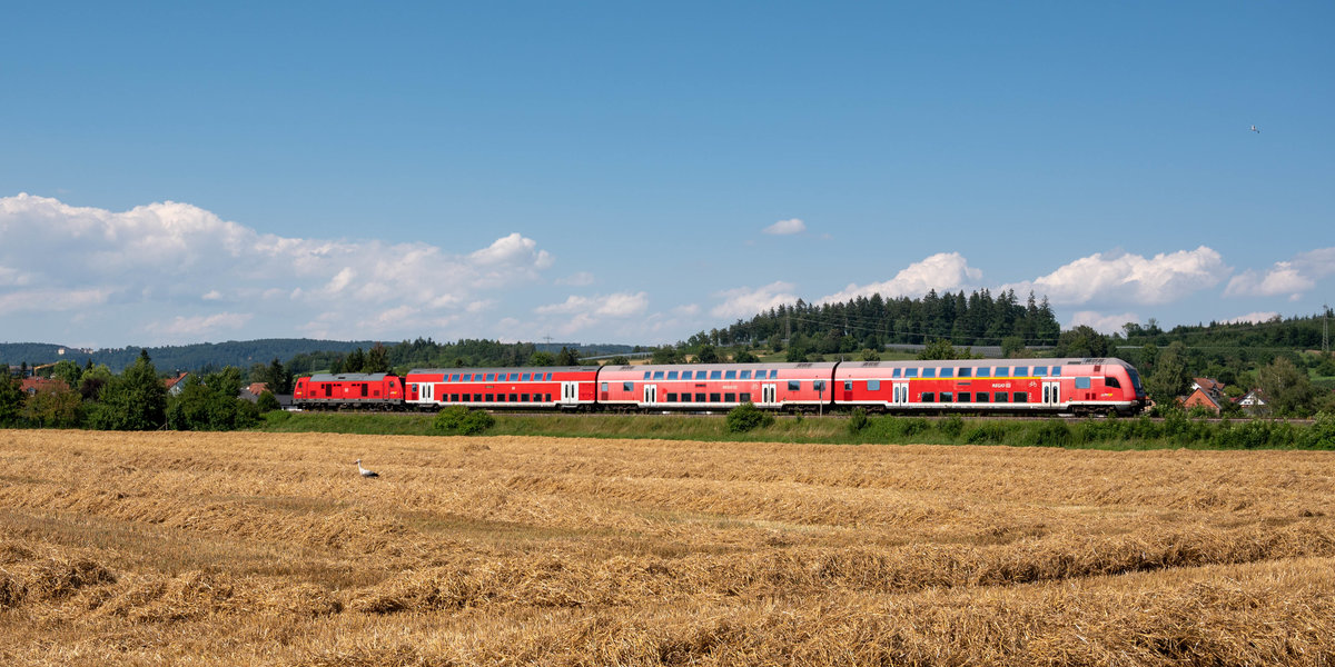 Am 20.07.2020 fanden mit 245 035 und drei Dosto-Wagen Testfahrten zwischen Ulm und Basel ab. Nachdem ich den Zug morgens leider verpasst hatte, gelang es mir am Nachmittag, diesen bei der Rückfahrt nahe Salem zu fotografieren.
