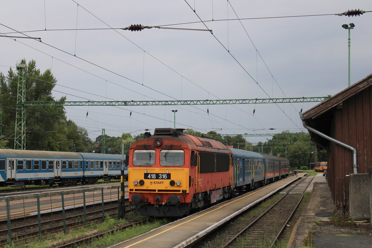 Am 20.07.2024 stand die MV H-START 418 316 mit dem Sz 19616 nach Tapolca im Bahnhof Keszthely.