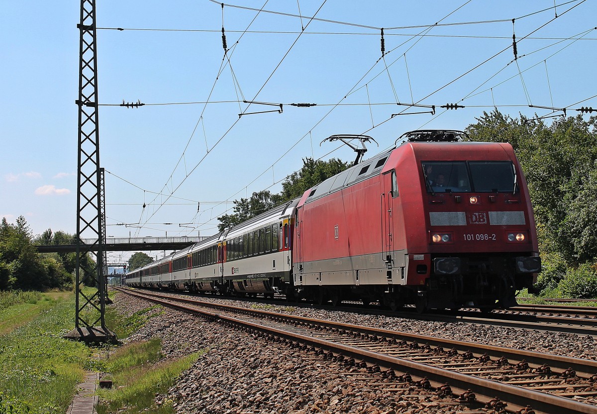 Am 20.08.13 bespannte die 101 098-2 den EC 8 (Chur - Hamburg-Altona) von Basel SBB bis zum Endbahnhof. Hier ist der Zug kurz hinter dem Bahnhof von Orschweier auf nördlicher Seite. Gruß an den netten Tf!