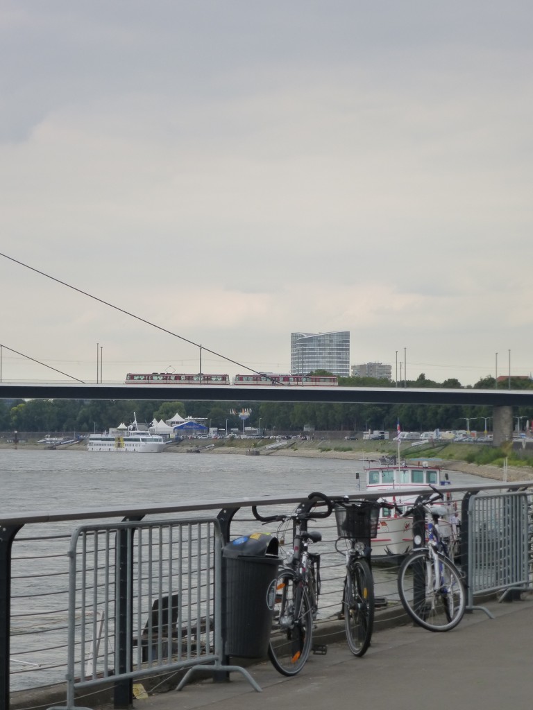 Am 20.08.2013 fahren zwei Zge der Stadbahn Dsseldorf ber den Rhein.