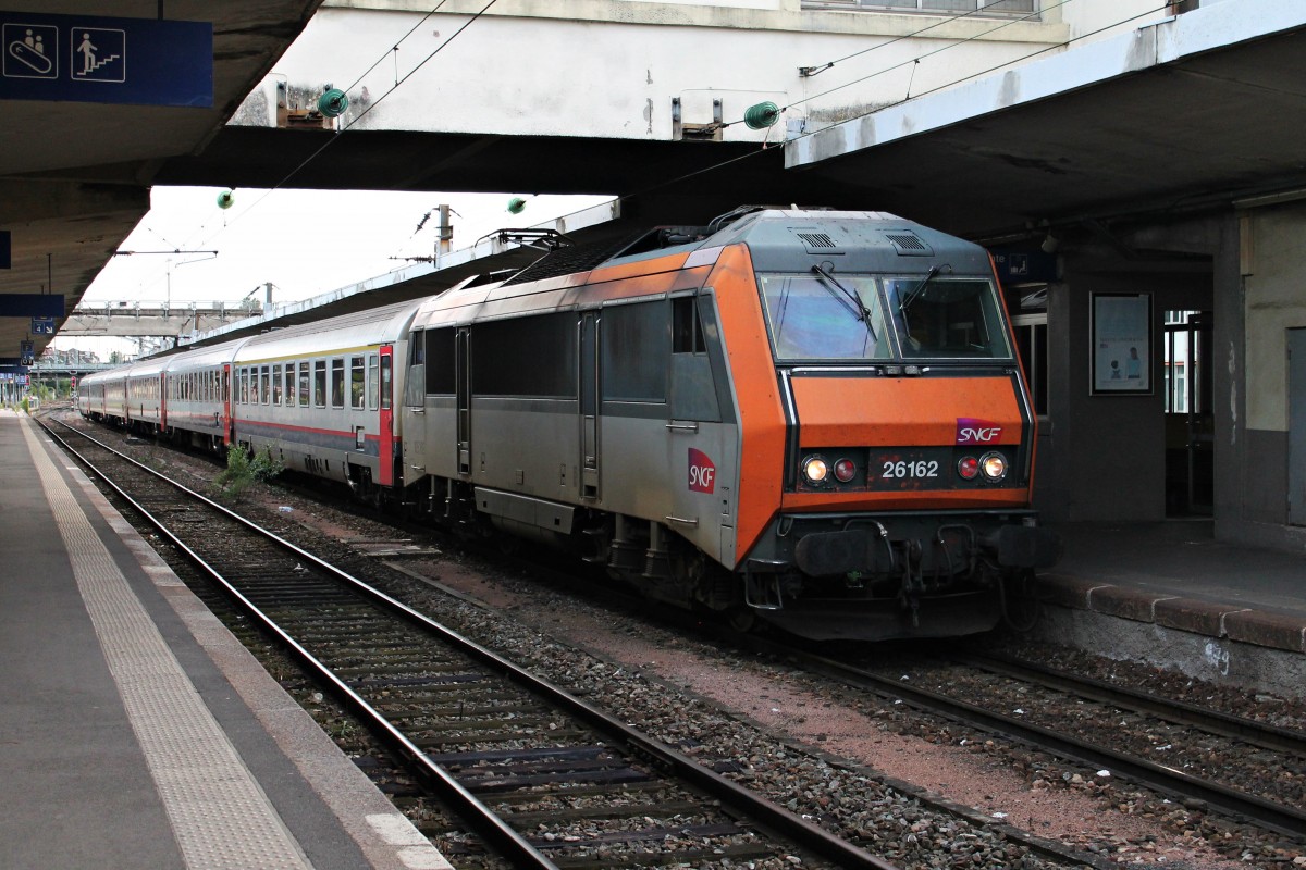 Am 20.08.2014 stand SNCF BB 26162 mit dem EC/IC 96 (Basel SBB (SNCF) - Brüssel Midi) im Bahnhof von Mulhouse Ville und wartet auf die Abfahrt.