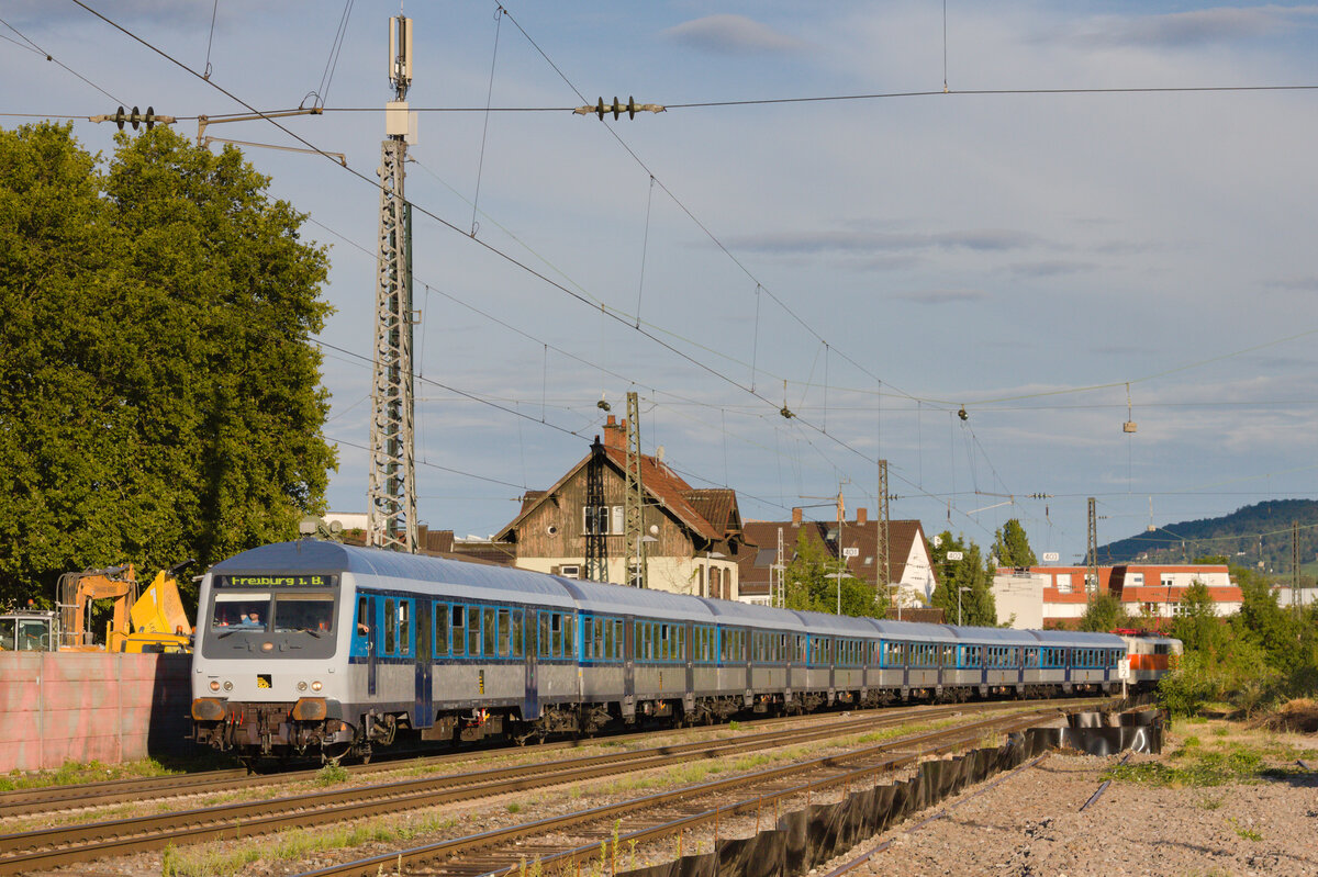 Am 20.08.2022 bringt ein SVG-Sonderzug die Freiburg-Fans von Stuttgart zurück. Aufgenommen in Stuttgart-Münster. Am Zugschluss schon 111 185. 