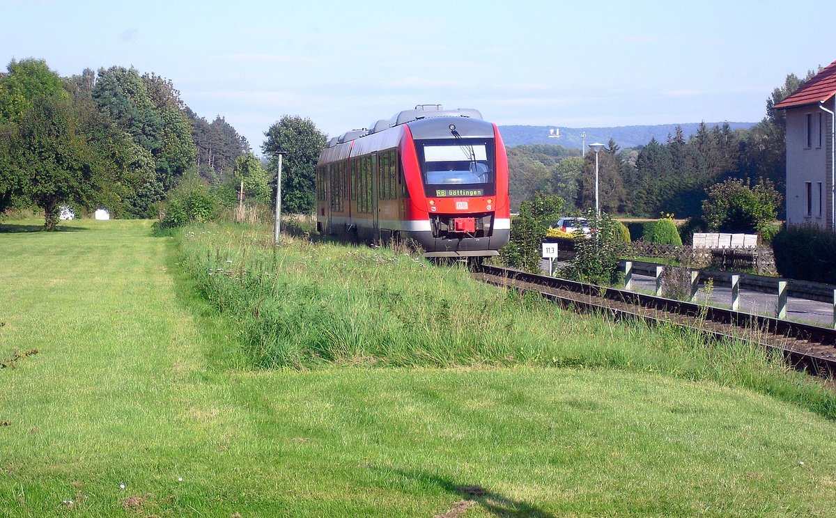Am 20.09.2010 passiert die Regionalbahn nach Göttingen den ehemaligen Haltepunkt Emmenhausen, dessen Umrisse sich noch deutlich am nicht rasierten Rasen zeigt.Dort dürfte wohl ein Ladegleis gelegen haben.
Rechts neben den Tw sieht man die Burg Plasse im Leinetal bei Bovenden,ihr zu Füßen verläuft die Nord-Süd-Strecke Göttingen-Nörten-Hardenberg-Hannover. 