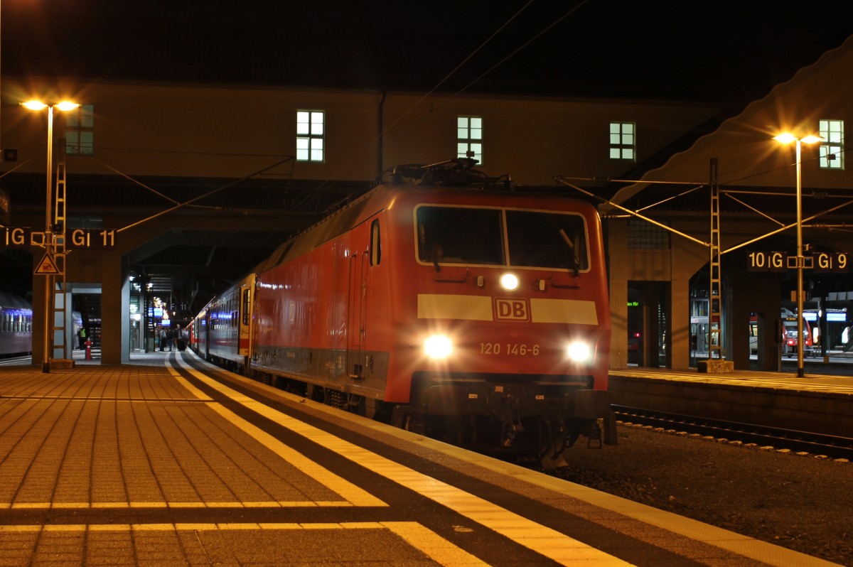Am 20.09.2013 bespannte 120 146-6 den IC 2171 (Westerland (Sylt) - Stuttgart Hbf) von der Nordsee ins Schwabenlndle. Hier ist der InterCity beim Zwischenhalt in Darmstadt Hbf.