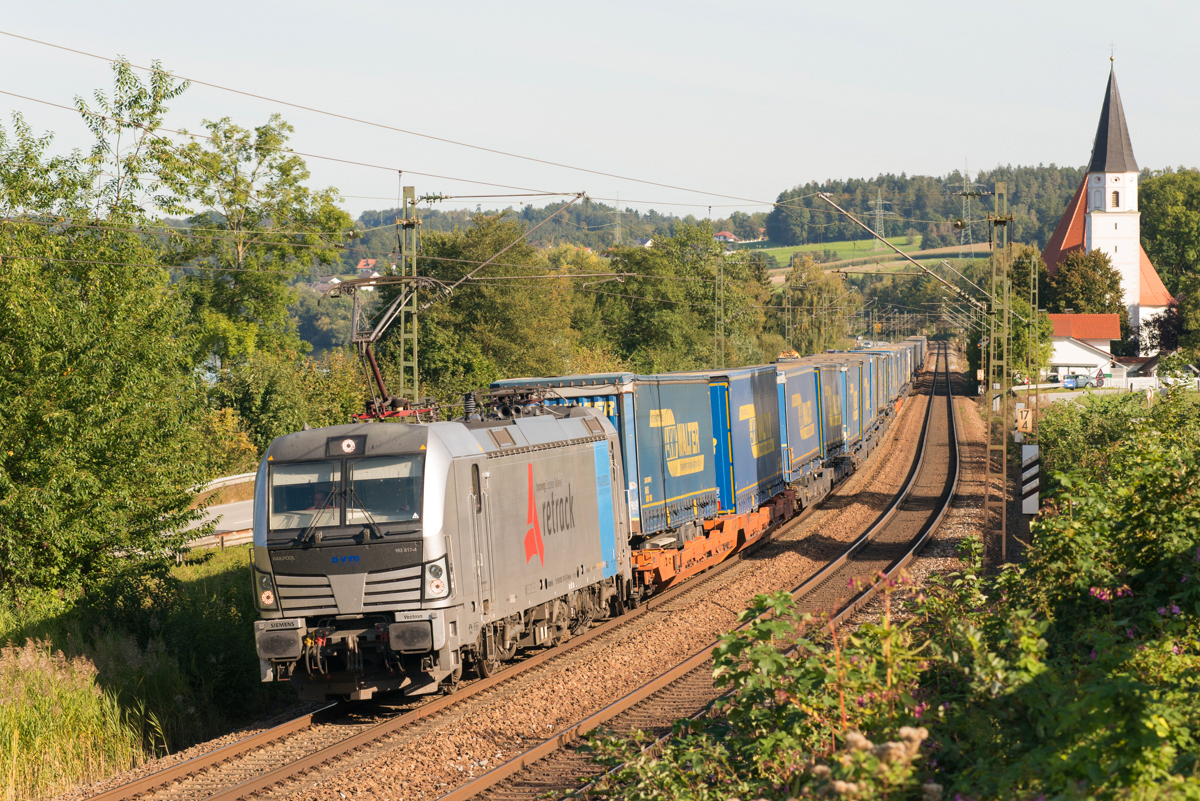 Am 20.09.2019 ist 193 817 der Railpool mit einem Taschenwagenzug bei Hausbach nahe Vilshofen in Richtung Plattling unterwegs.

Hersteller: Siemens
Fabriknummer: 21999
Abnahmedatum: 21.10.2015
UIC-Nr. z.Z.d. Aufnahme: 91 80 6193 817-4 D-Rpool
Betreibernr. z,Z.d. Aufnahme: 193 817
Eigentümer z.Z.d. Aufnahme: Railpool
