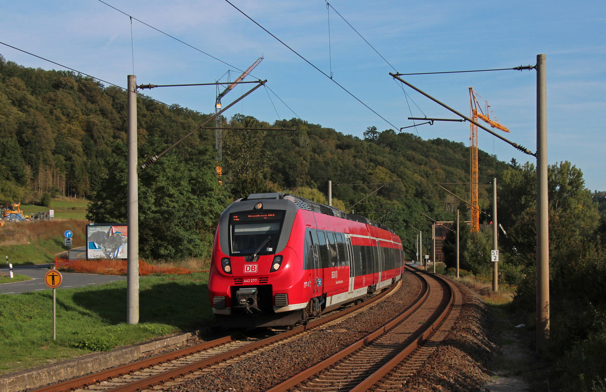 Am 20.09.2019 durchfährt 442 277 mit dem RE 4905 (Saalfeld(Saale) - Nürnberg Hbf) durch die Ortslage von Zeutsch. Foto vom Bahnsteigende aufgenommen. 