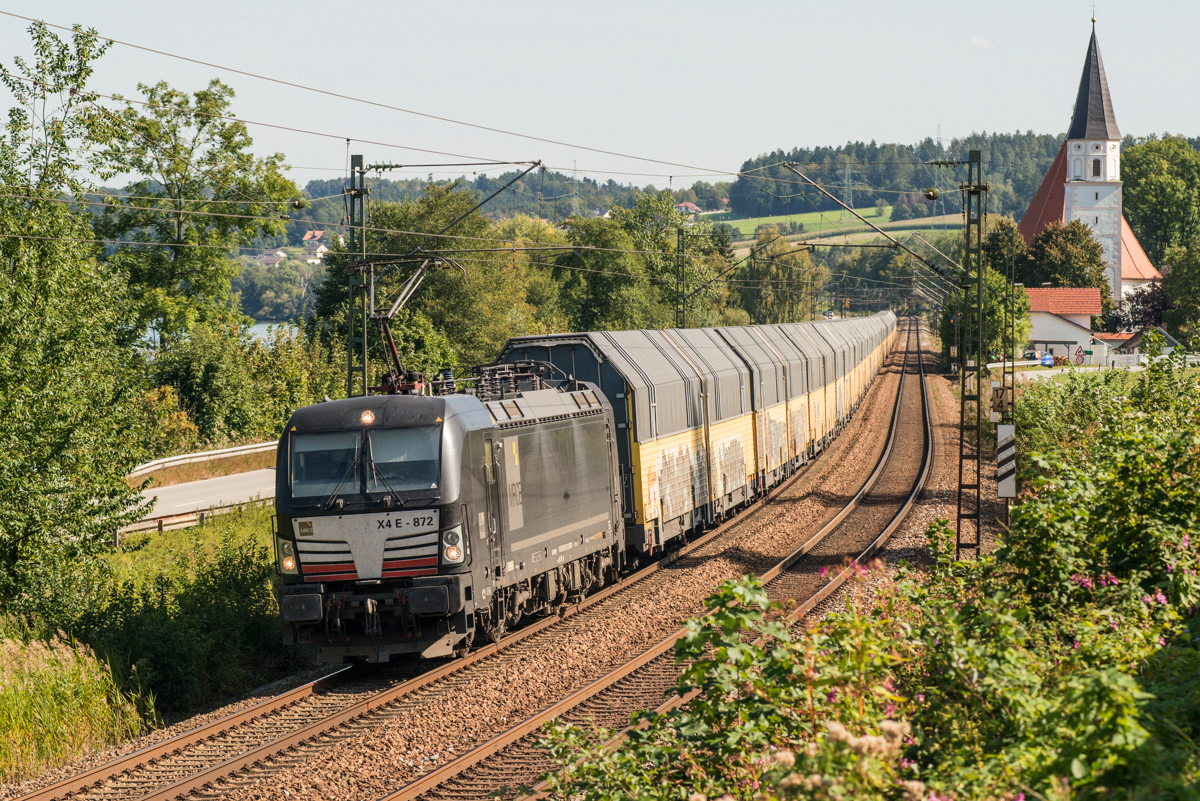 Am 20.09.2019 fährt 193 872 bei Hausbach nahe Vilshofen in Richtung Plattling.

Hersteller: Siemens
Fabriknummer: 21836
Abnahmedatum: 16.01.2014
Baujahr: 2013
UIC-Nr. z.Z.d. Aufnahme: 91 80 6193 872-9 D-DISPO
Betreibernr. z.Z.d. Aufnahme: X 4 E 872
Eigentümer z.Z.d. Aufnahme: MRCE Dispolok
