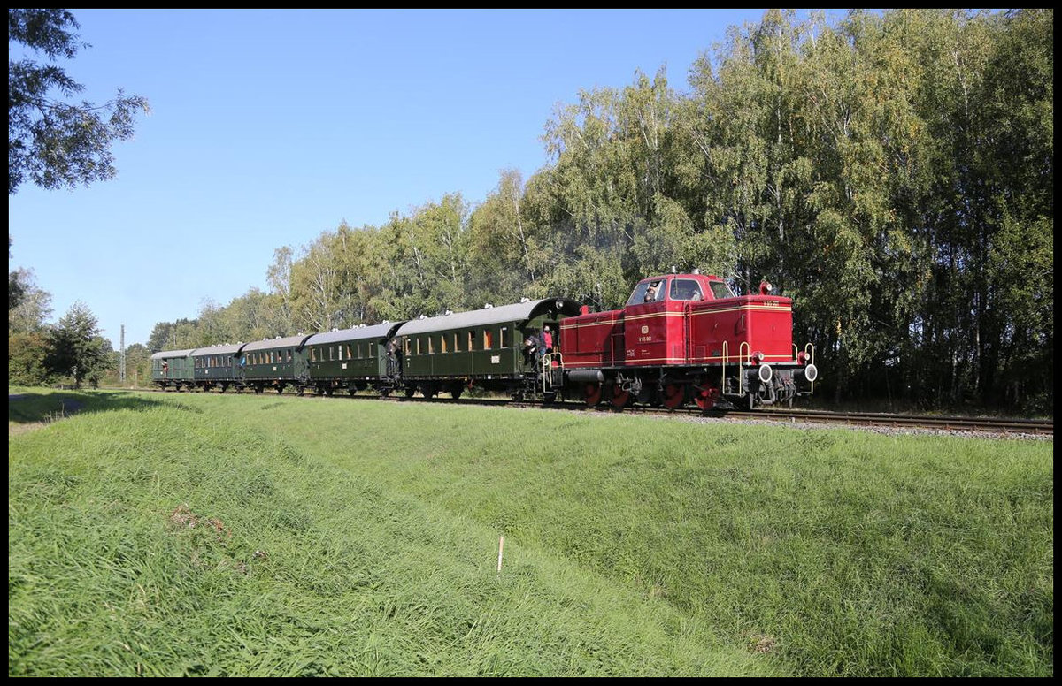 Am 20.09.2020 gab es eine Sonderfahrt Aktion auf der Werkbahn zwischen Hasbergen und Georgsmarienhütte. Ein Museumszug der Osnabrücker Dampflok Freunde pendelte zwischen den beiden Orten. Die Fahrgäste konnten aber nur in Hasbergen bzw. an dem noch vorhandenen Bahnsteig im ehemaligen Haltepunkt Augustaschacht ein- und aussteigen. In Georgsmarienhütte war kein Aus- oder Zustieg möglich. Dort wurde Kopf gemacht. Bei der ersten Fahrt von Hasbergen nach Georgsmarienhütte führte V 6501 den Zug, der hier bei der Abfahrt um 10.15 Uhr in Hasbergen nahe dem alten Wasserturm im Bild fest gehalten wurde. 