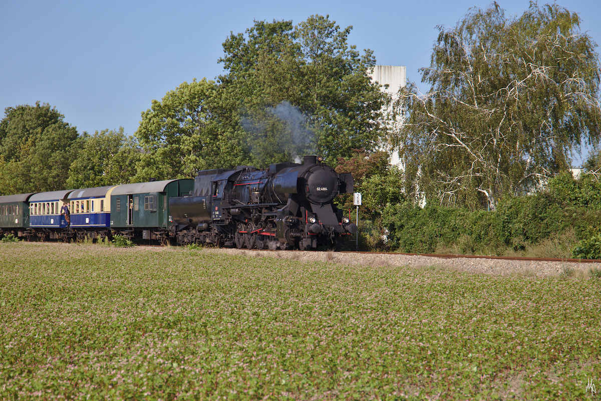 Am 20.09.2020 war seit längerem endlich wieder eine Dampflokomotive von Wien Praterstern über Korneuburg nach Ernstbrunn unterwegs. Hier die 52.4984 auf der langen Gerade bei der Dabschkaserne in Korneuburg.