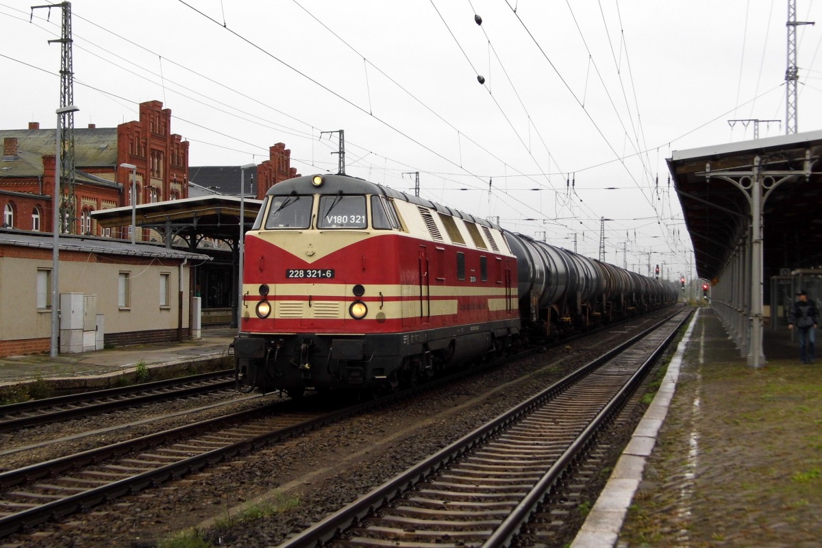 Am 20.10.2015 kam die 228 321-6 von der CLR aus Richtung Magdeburg nach Stendal und fuhr weiter in Richtung Wittenberge .