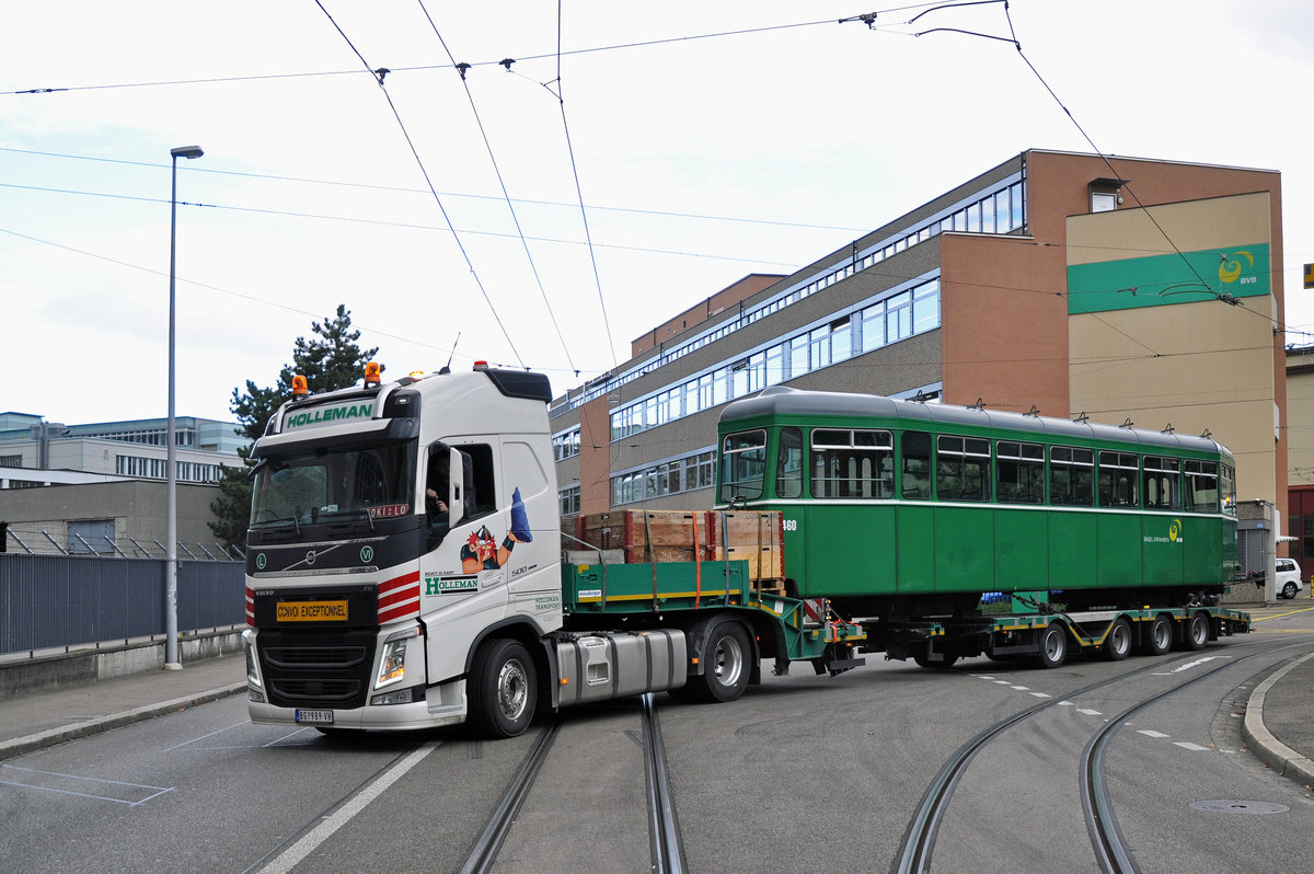 Am 20.10.2016 wurden in der Hauptwerkstatt drei weitere Anhänger für die Reise nach Belgrad auf Lastwagen verladen. Hier verlässt der B 1460 die Hauptwerkstatt Richtung Grenzübergang Weil am Rhein.