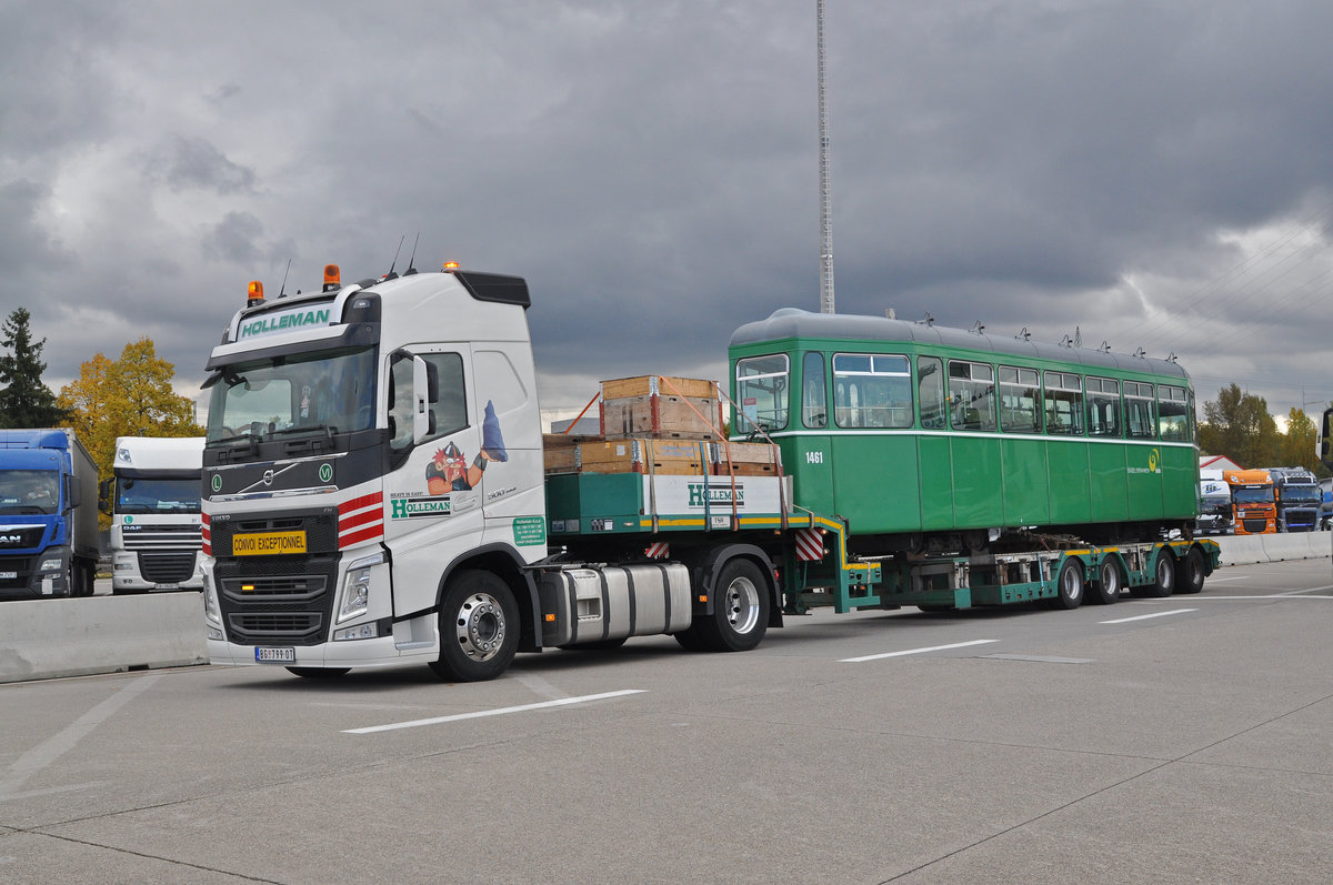 Am 20.10.2016 wurden in der Hauptwerkstatt drei weitere Anhänger für die Reise nach Belgrad auf Lastwagen verladen. Nun sind die Lastwagen am Zoll in Weil am Rhein. Hier der Lastwagen mit dem B 1461.