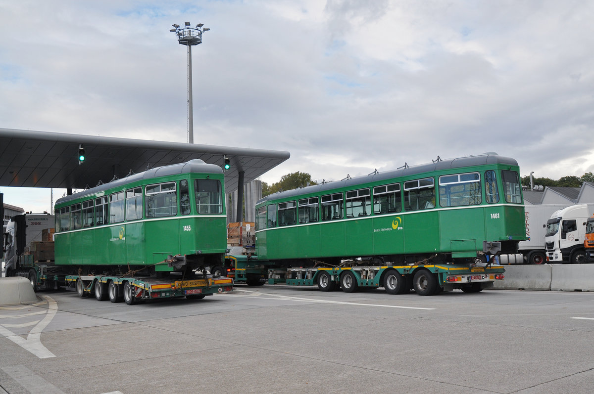 Am 20.10.2016 wurden in der Hauptwerkstatt drei weitere Anhänger für die Reise nach Belgrad auf Lastwagen verladen. Nun sind die Lastwagen am Zoll in Weil am Rhein. Hier stehen die Lastwagen mit dem B 1455 und 1461 bei der Grenzkontrolle.