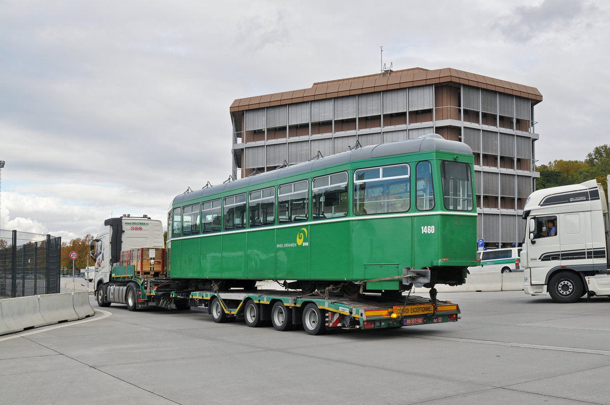 Am 20.10.2016 wurden in der Hauptwerkstatt drei weitere Anhänger für die Reise nach Belgrad auf Lastwagen verladen. Nun sind die Lastwagen am Zoll in Weil am Rhein. Der Lastwagen mit dem B 1460 hat die Grenze passiert und fährt auf den Lastwagenparkplatz.