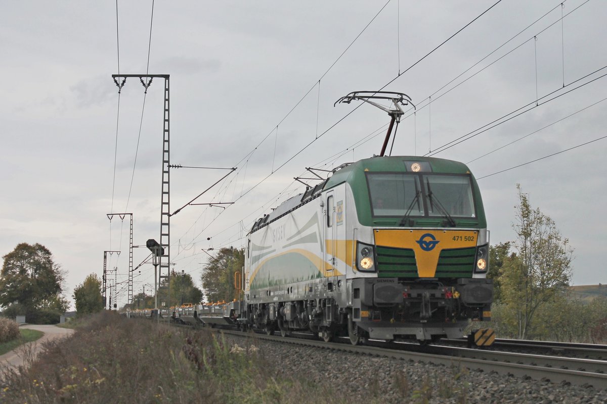 Am 20.10.2017 bespannte GySEV/WLC 471 502 den DGS 46190 (Bratislava Petrzalka - Basel Bad Rbf), welcher aus neuen Taschenwagen für HUPAC bestand, und fuhr nördlich von Müllheim (baden) durchs Rheintal in Richtung Schweizer Grenze.